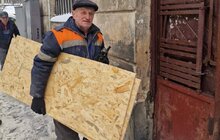 Фото 1: Через ворожий обстріл у Львові вибито понад 100 вікон: більшість з них вже закриті плівкою або фанерою