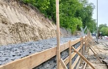 Фото 1: На в’їзді до Львова укріплюють схил: габіонна підпірна стінка вже готова на 40%