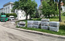 Фото 5: На вул. Винниченка стелять нижній шар асфальту і перемощують бруківку на примиканні до нового покриття