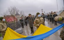 Фото 3: На Меморіалі пам’яті Героїв Небесної Сотні традиційно підняли синьо-жовтий стяг