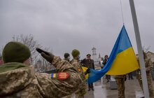 Фото 7: На Меморіалі пам’яті Героїв Небесної Сотні традиційно підняли синьо-жовтий стяг