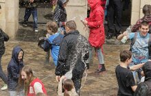 Фото 15: У Львові на пл Ринок триває «Поливаний понеділок»