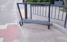 Фото 2: На вулиці Б. Хмельницького встановили лавочки та велопарковки 