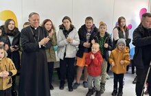 Фото 2: Архієпископ Мечислав Мокшицький відвідав найбільше модульне містечко та поспілкувався з його мешканцями
