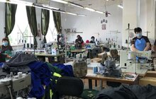Фото 3: Мер нагородив дипломом колектив ТзОВ «Маріо» за пошиття захисних костюмів для медиків під час карантину