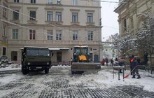 Фото 2: Комунальна техніка і двірники працюють на вулицях міста