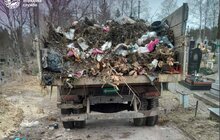 Фото 2: У Львові прибирають діючі цвинтарі: із Голосківського кладовища вивезли 10 вантажівок сміття