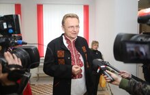 Фото 7: Міський голова Львова з дружиною проголосували на виборчій дільниці