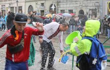 Фото 8: У Львові на пл. Ринок триває «Обливаний понеділок»