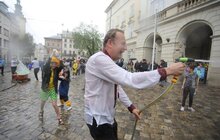 Фото 14: У Львові на пл. Ринок триває «Обливаний понеділок»
