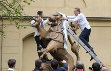 Фото 5: Найбільшого львівського лева вже одягнули у вишиванку