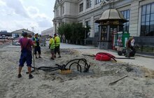 Фото 7: На пл. Двірцевій встановили делініатори