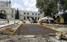 Фото 9: На пл. Двірцевій встановили делініатори
