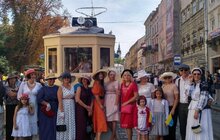Фото 3: На День Незалежності на реставрованому ретро-трамваї проїхались активісти з клубу львівських «вінтажних панянок» та авто-мото-вело музею «Ретро Гараж»