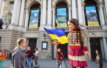 Фото 2: Андрій Садовий подарував ляльці-символу дітей-біженців прапор України