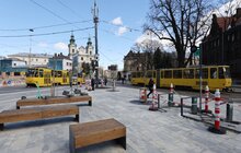 Фото 2: На розі вулиць Чупринки-Бандери вже встановили вуличні меблі та висадили дерева