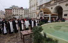Фото 3: У Львові на площі Ринок освятили воду: упродовж дня охочі можуть прийти і набрати її з резервуара