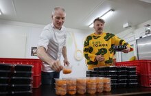 Фото 4: Відомий шеф-кухар Євген Клопотенко вже два місяці привозить їжу для переселенців у модульні містечка Львова (відео)