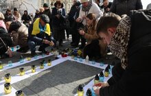 Фото 6: У Львові провели мирну акцію «ДЕ ТИ», присвячену річниці трагедії в маріупольському театрі