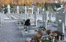 Фото 1: Мер Львова зі синами та дружиною зранку вшанував новітніх Героїв на Личакові