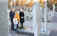 Фото 2: Мер Львова зі синами та дружиною зранку вшанував новітніх Героїв на Личакові