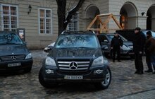 Фото 5: На пл Ринок без жодного погодження припаркували 10 машин 
