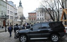 Фото 18: На пл Ринок без жодного погодження припаркували 10 машин 