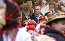 Фото 15: У переддень Різдва у Львові встановили Різдвяного Дідуха