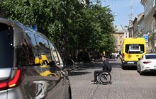 Фото 2: Військовослужбовець перевірив на доступність входи до різних закладів у центрі міста, які облаштували за кошти ісландського фонду