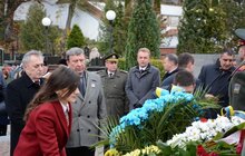 Фото 8: Урочисте покладання квітів та запалювання лампадок на Полі почесних поховань №76 Личаківського кладовища