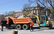 Фото 14: На проспекті Свободи влаштовують бруківку