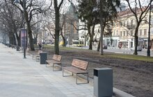 Фото 19: На пр Свободи облаштували 30 нових лавок та 15 урн
