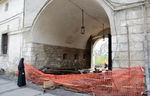 Фото 1: Підприємці ремонтують місток в брамі Глинянської вежі