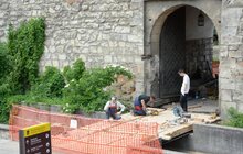 Фото 11: Підприємці ремонтують місток в брамі Глинянської вежі