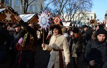 Фото 3: Звізду Миру та десятки інших різдвяних зірок пронесли Львовом учасники Ходи звіздарів