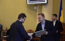 Фото 13: Мер Львова привітав цьогорічних стажувальників міської ради та вручив їм дипломи
