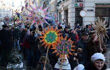 Фото 30: Звізду Миру та десятки інших різдвяних зірок пронесли Львовом учасники Ходи звіздарів