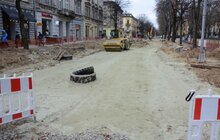 Фото 2: Реконструкція вул. С. Бандери: з боку вул. Чупринки прокладають трамвайні плити