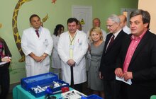 Фото 1: Канадський професор передав Міській дитячій клінічній лікарні нейроендоскоп, вартістю 86 тис. доларів (2)