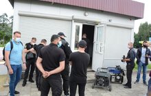 Фото 9: Після тривалого перешкоджання на роздоріжжі вул. Пасічної і вул. Медової Печери розпочали демонтаж незаконного МАФу
