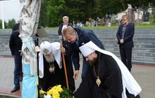 Фото 5: Мер Львова з Патріархом Філаретом та Владикою Димитрієм вшанували новітніх Героїв на Личакові