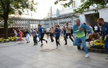 Фото 19: З нагоди Дня фізичної культури і спорту працівники мерії Львова провели спільну розминку