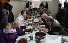 Фото 26: У «Домі милосердя» братів альбертинців організували різдвяну трапезу для бездомних