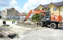 Фото 21: Ремонт вул. Б. Хмельницького: на ділянці від вул. Липинського до вул. Кукурудзяної вже нанесено два шари асфальту
