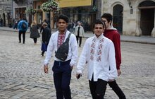Фото 6: Скульптури в центрі Львова одягнули у вишиванки