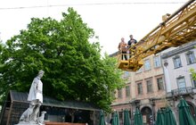 Фото 7: У Львові скульптури левів та античні статуї одягнули у вишиванки