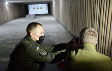 Фото 12: Учні 9-11 класів навчаються стрільбі та домедичної допомоги в інструкторів Нацгвардії