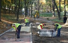 Фото 16: У Личаківському парку тривають ремонтні роботи: облаштовують центральну алею та велодоріжку