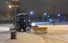 Фото 2: Станом на 07.00 год ранку в місті працювало 73 одиниці снігоприбиральної техніки
