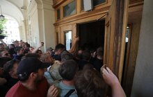 Фото 10: Невідомі особи виламали двері до міської ратуші та ввірвались всередину